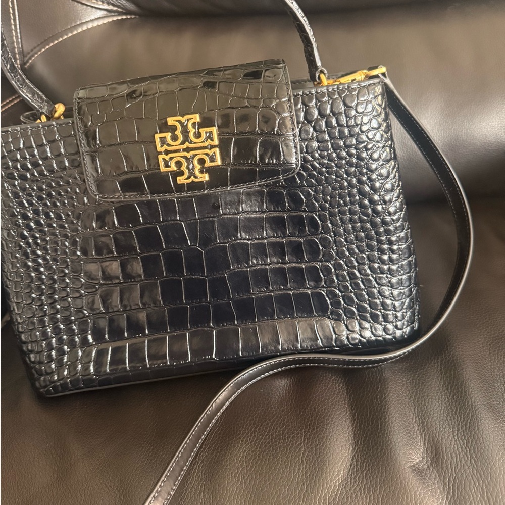 Elegant Black Crocodile-Embossed Handbag - Picture 15 of 15